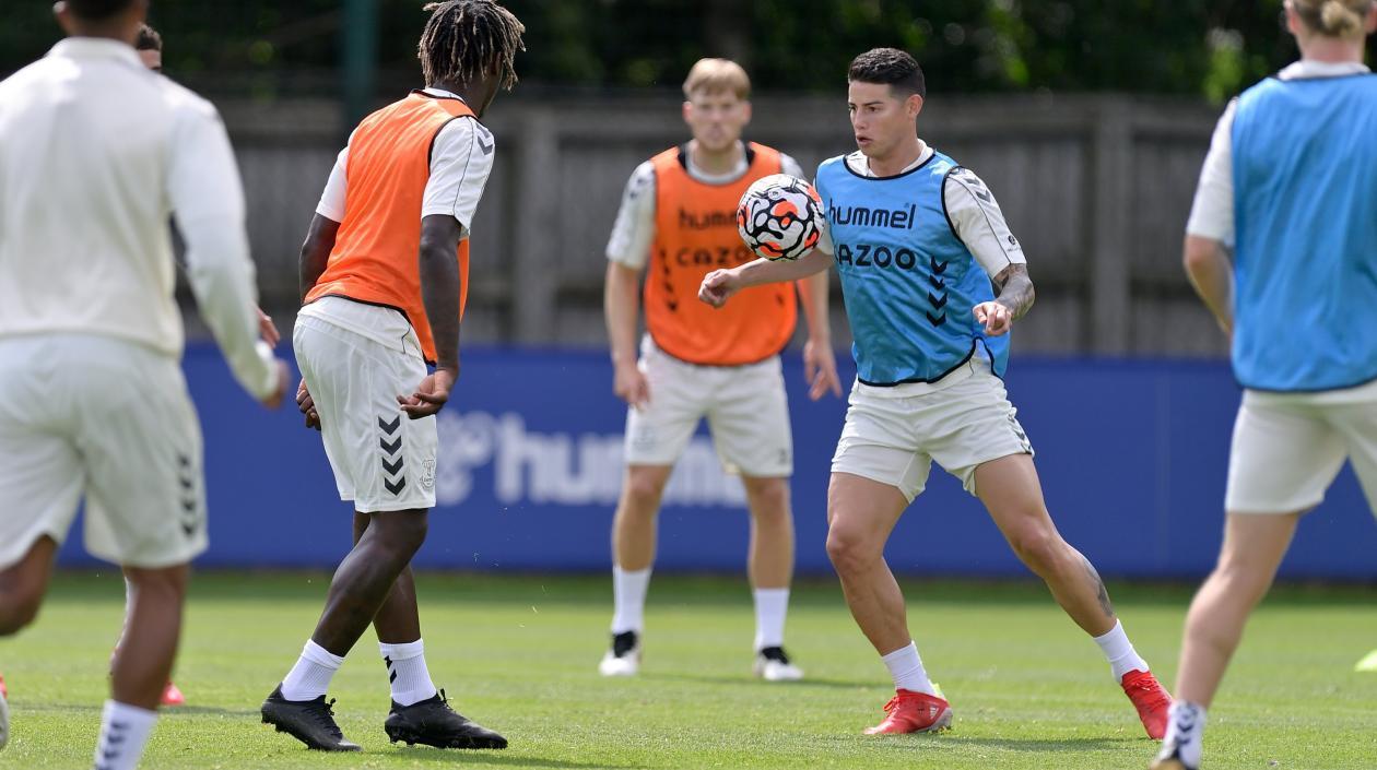 James Rodríguez, jugador colombiano, entrena con sus compañeros del Everton.