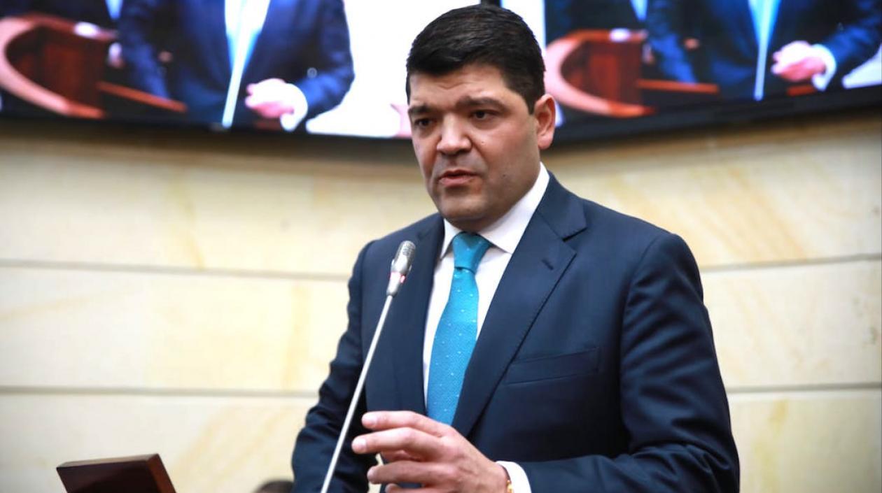 El nuevo presidente del Senado, Juan Diego Gómez, dirigiéndose al recinto tras su elección.