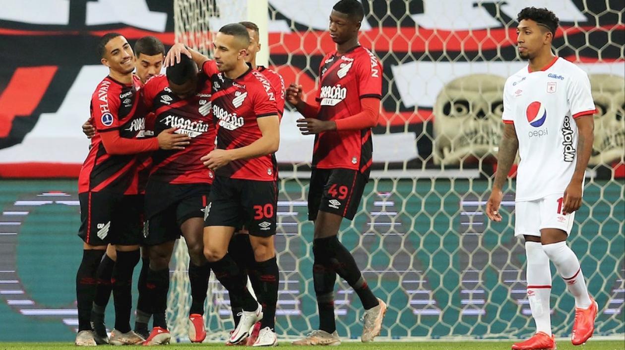 Jugadores de Paranaense celebrando ante el América de Cali.