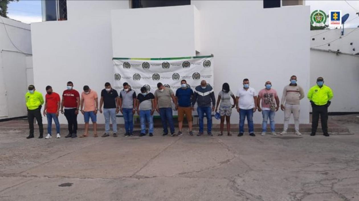 Agentes de la Policía tras ser capturados. 