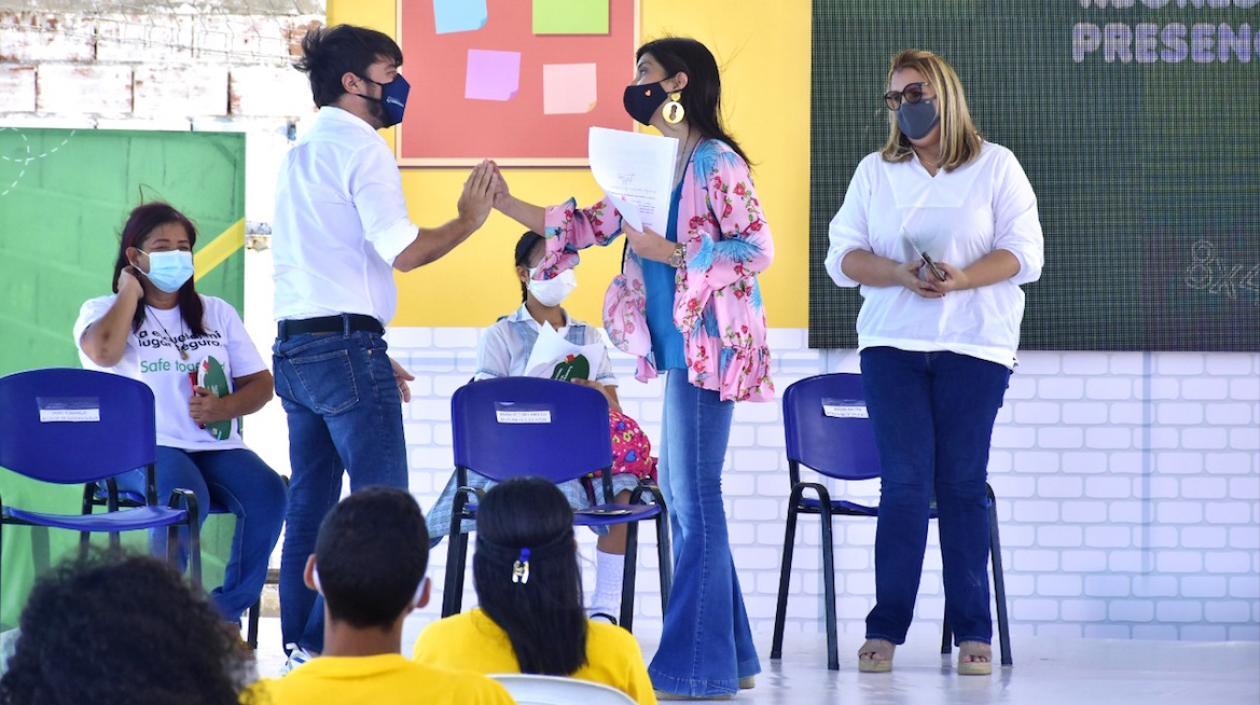 El Alcalde Jaime Pumarejo, la Ministra María Victoria Angulo y la Secretaria de Educación, Bibiana Rincón.