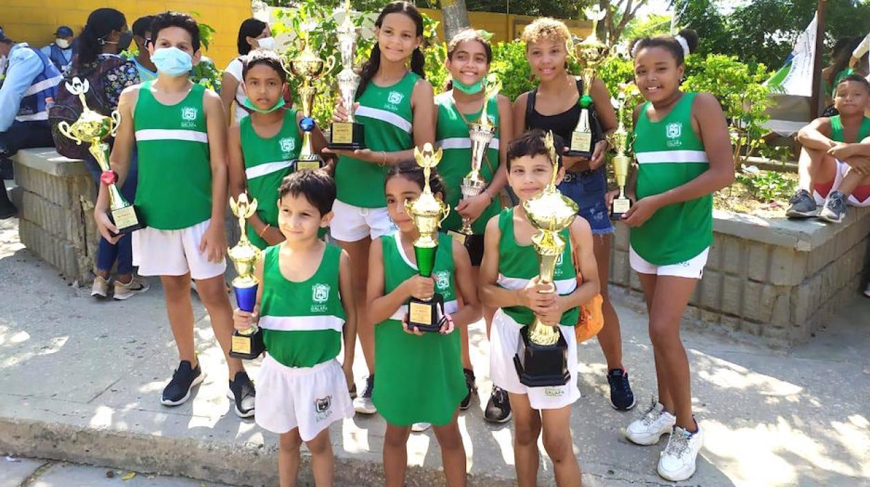 Talentosos galaperos mostrando sus trofeos.