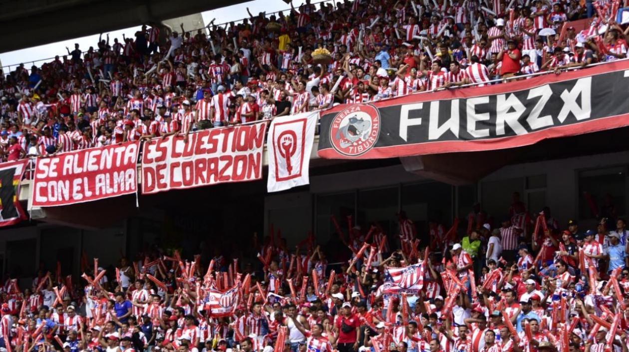 Hinchas de Junior en las gradas. 