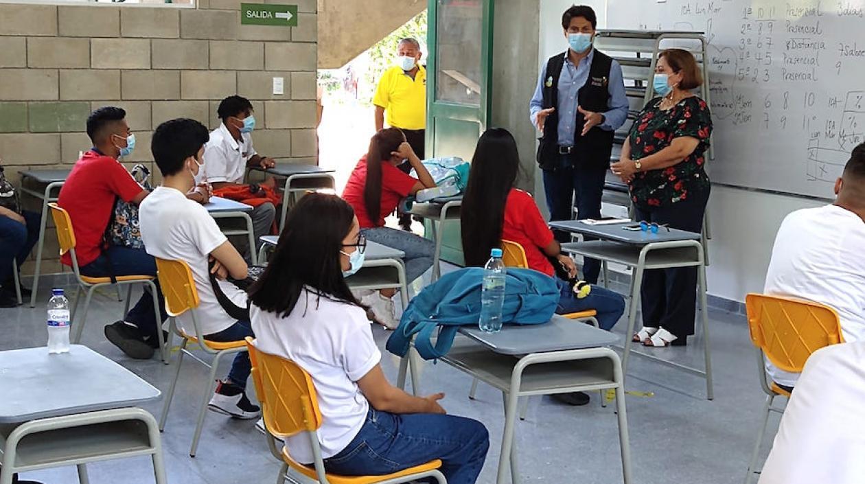 El Personero Miguel Ángel Alzate dialogando con docentes y estudiantes.