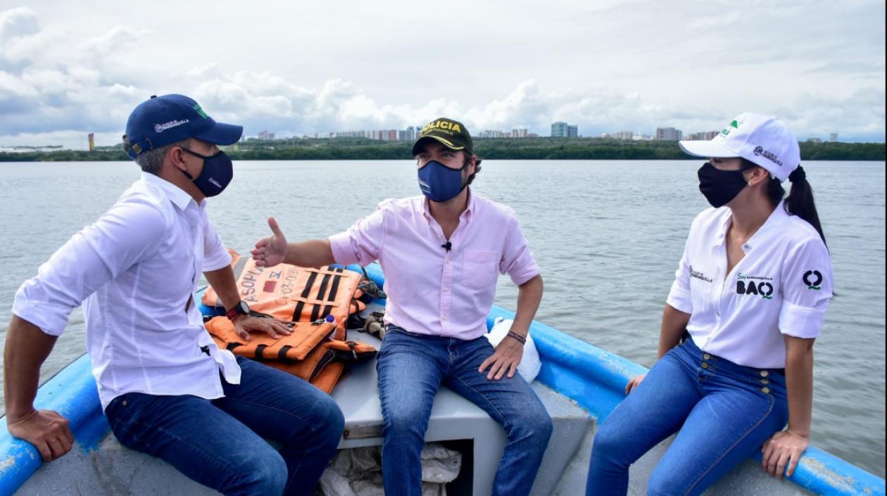 Alcalde de Barranquilla y dos funcionarios del Distrito en la Ciénaga de Mallorquín.