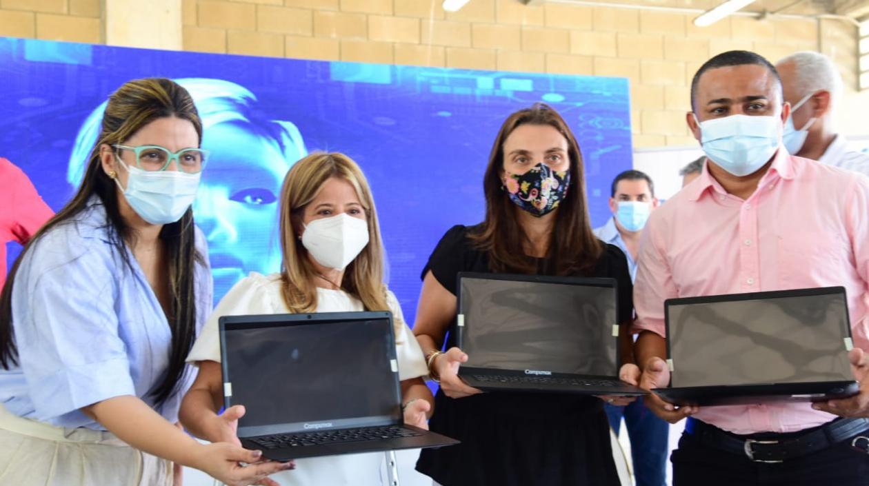 La Gobernación del Atlántico, en alianza con el Ministerio de las TIC, ha entregado un total de 10 mil equipos portátiles este año.