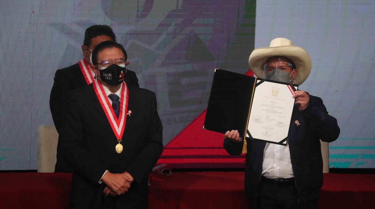 El presidente electo Pedro Castillo muestra sus credenciales.jpg
