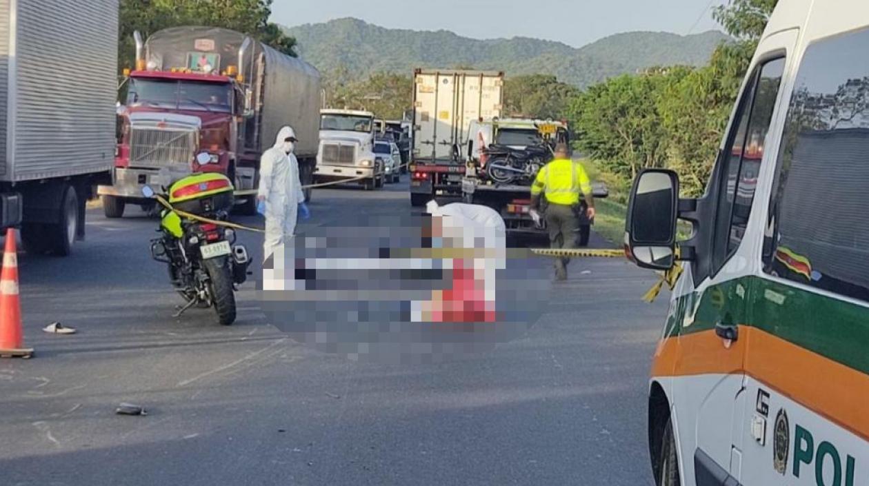 Momento en que la Policía inspeccionaba el lugar del accidente. 