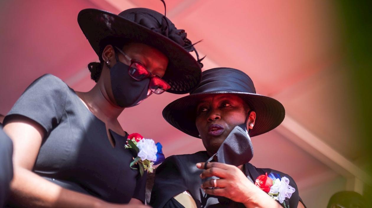 A la derecha la primera dama de Haití, Martine Moise.