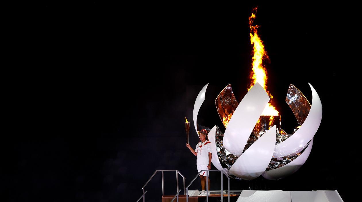 Momento del encendido del pebetero olímpico. 
