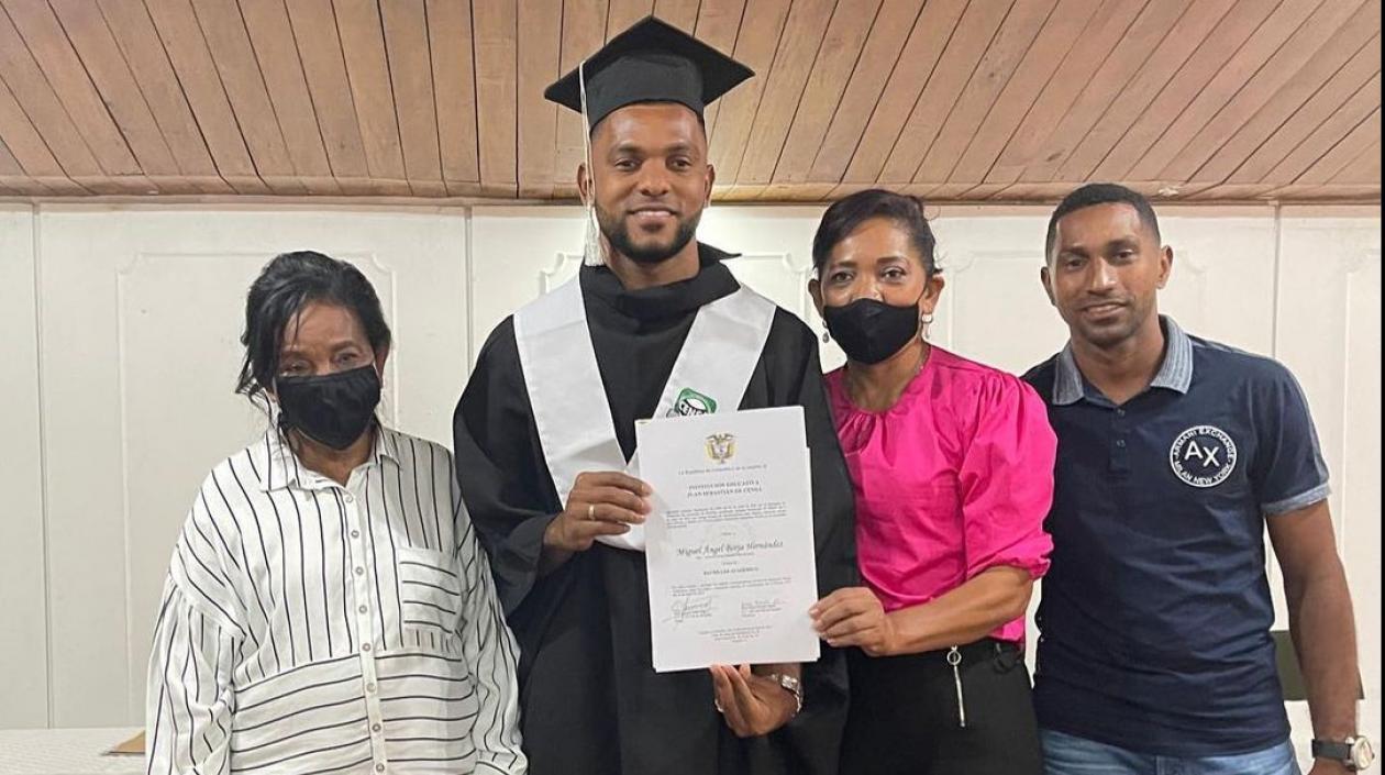 Miguel Ángel Borja recibe el diploma de bachiller acompañado de sus familiares. 