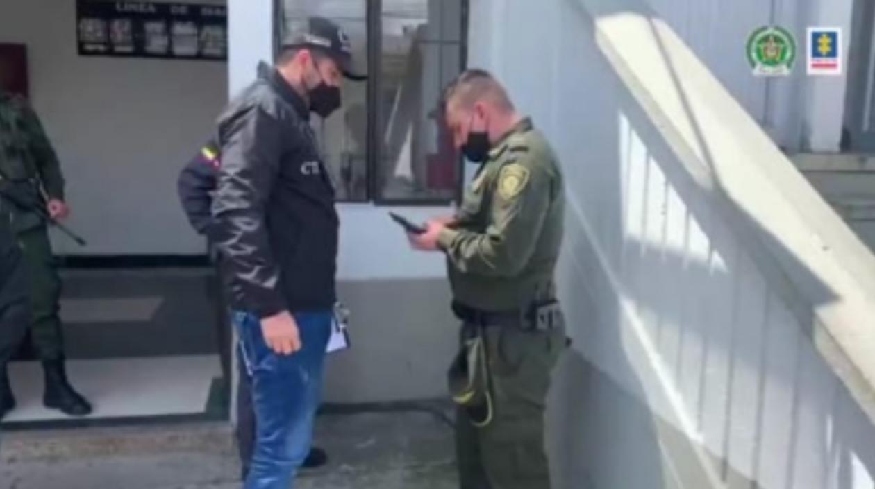 Teniente de la Policía Nacional, Yeison Leandro Mejía Vásquez, cuando era capturado. 