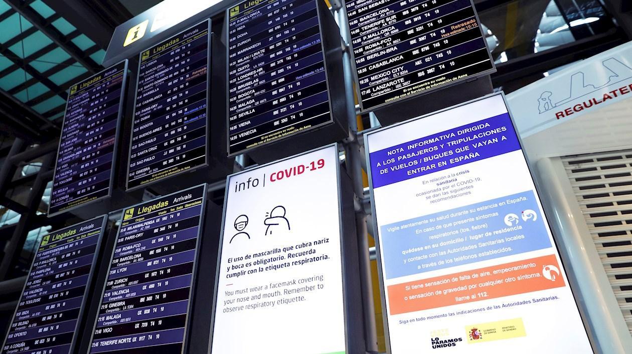 Pantallas de información de llegadas en el Aeropuerto Adolfo Suárez Madrid-Barajas. 