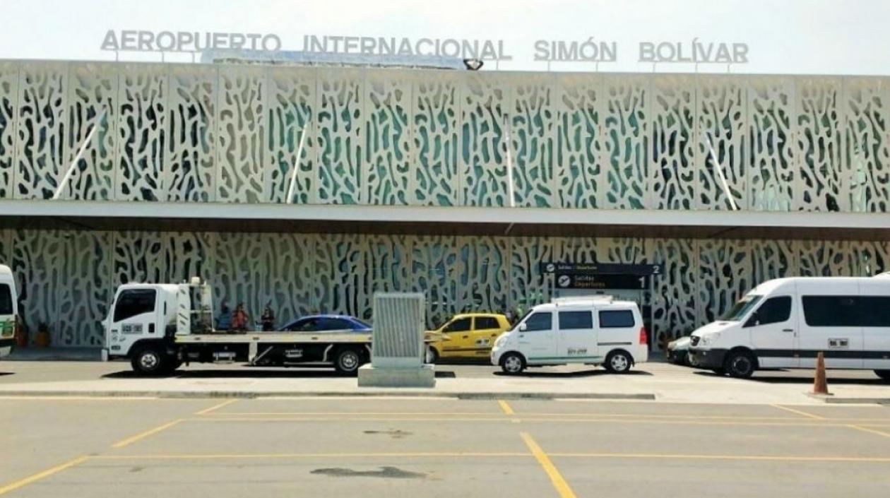 Fachada del aeropuerto de Santa Marta. 