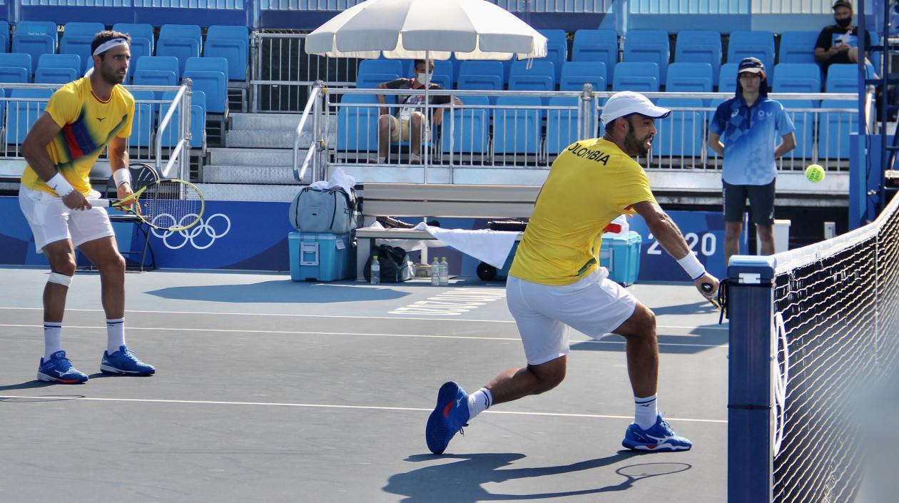 Juan Sebastián Cabal y Robert Farah durante el partido. 