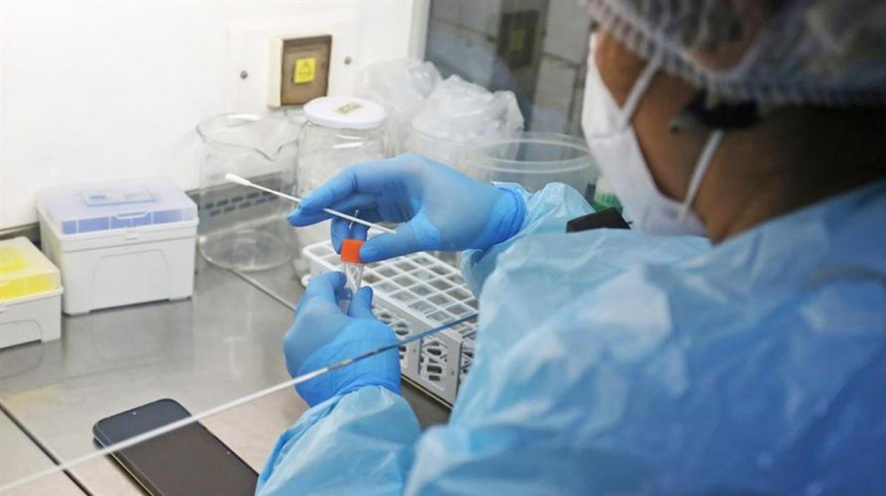 Los laboratorios siguen procesando pruebas de Covid-19.