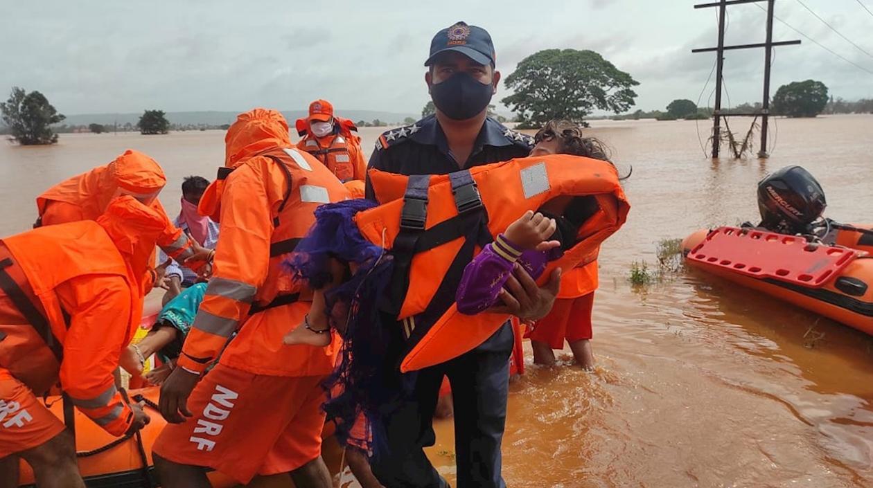 La Armada movilizó siete equipos de socorro para las operaciones de evacuación.