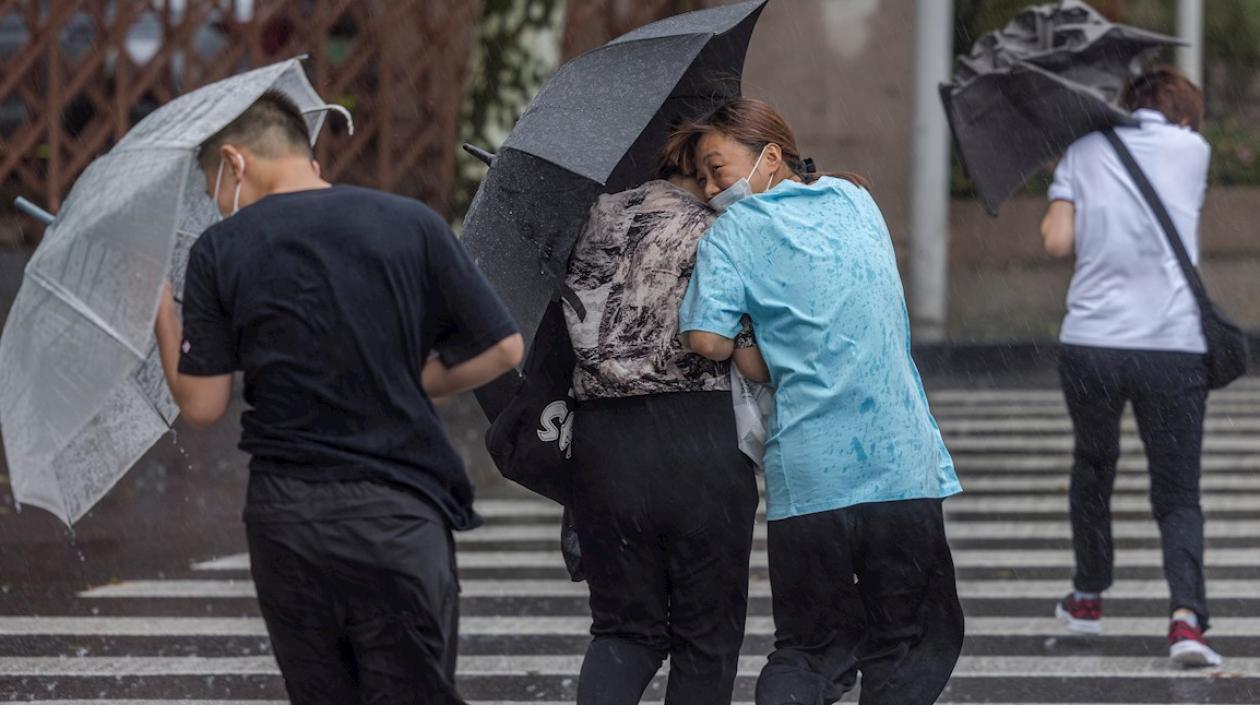 In-fa está desarrollando fuertes lluvias y vientos de más de 38 metros por segundo cerca de su centro.