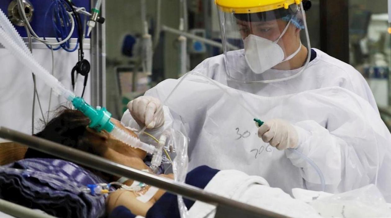Sigue la atención a pacientes en UCI en Colombia.