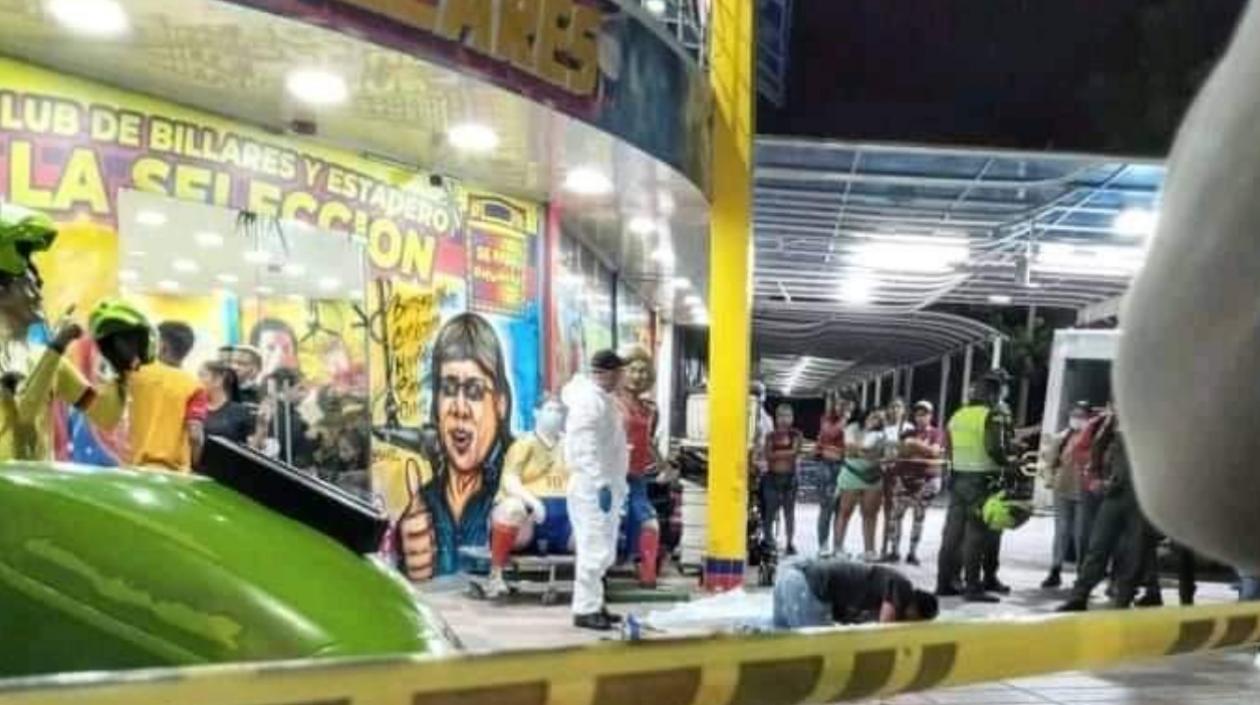 La víctima falleció a las afueras del billar. 