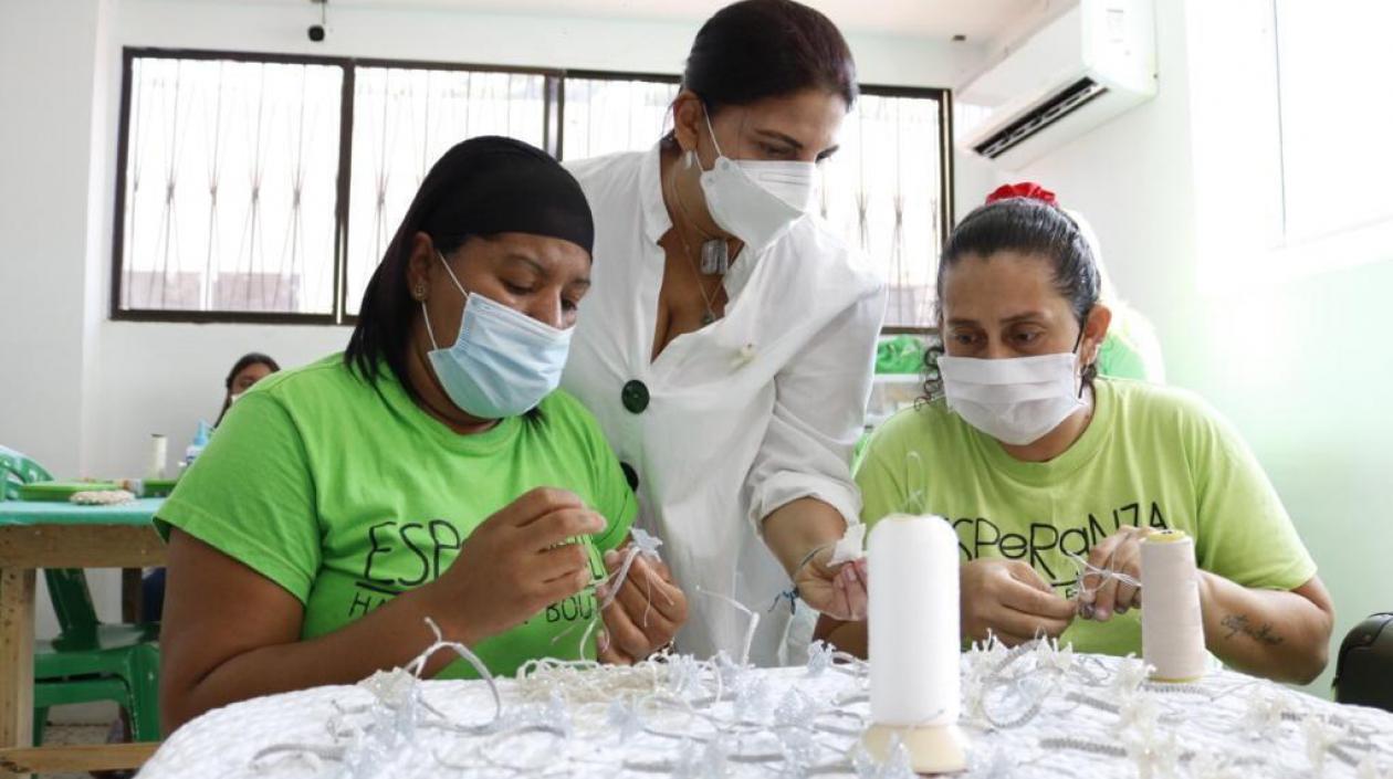 Las internas trabajando en las piezas.