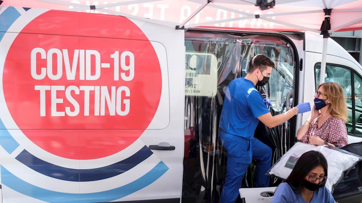 Una mujer se realiza una prueba rápida de Covid-19 en una estación móvil de testeo en Nueva York.