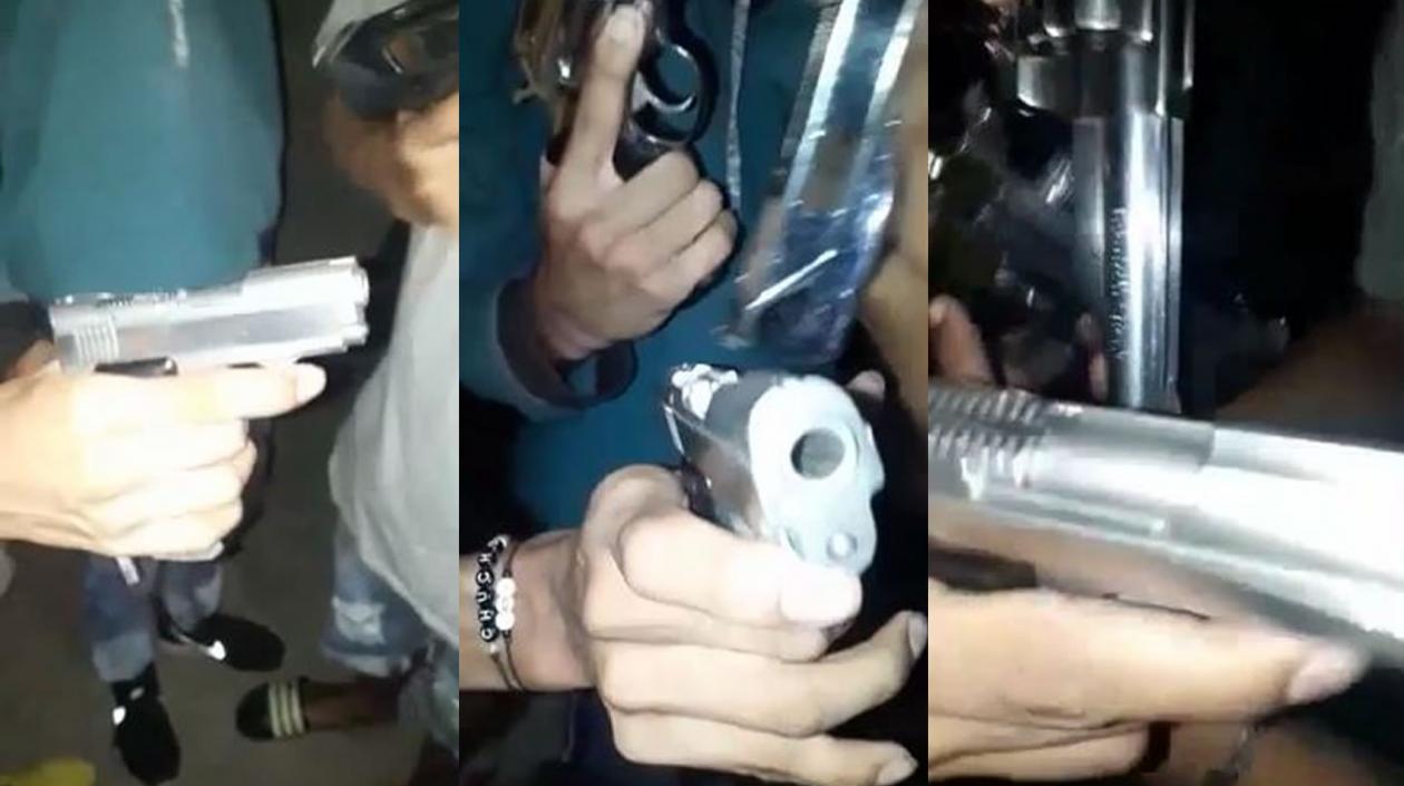 Momento en que los sicarios muestran las armas de fuego. 