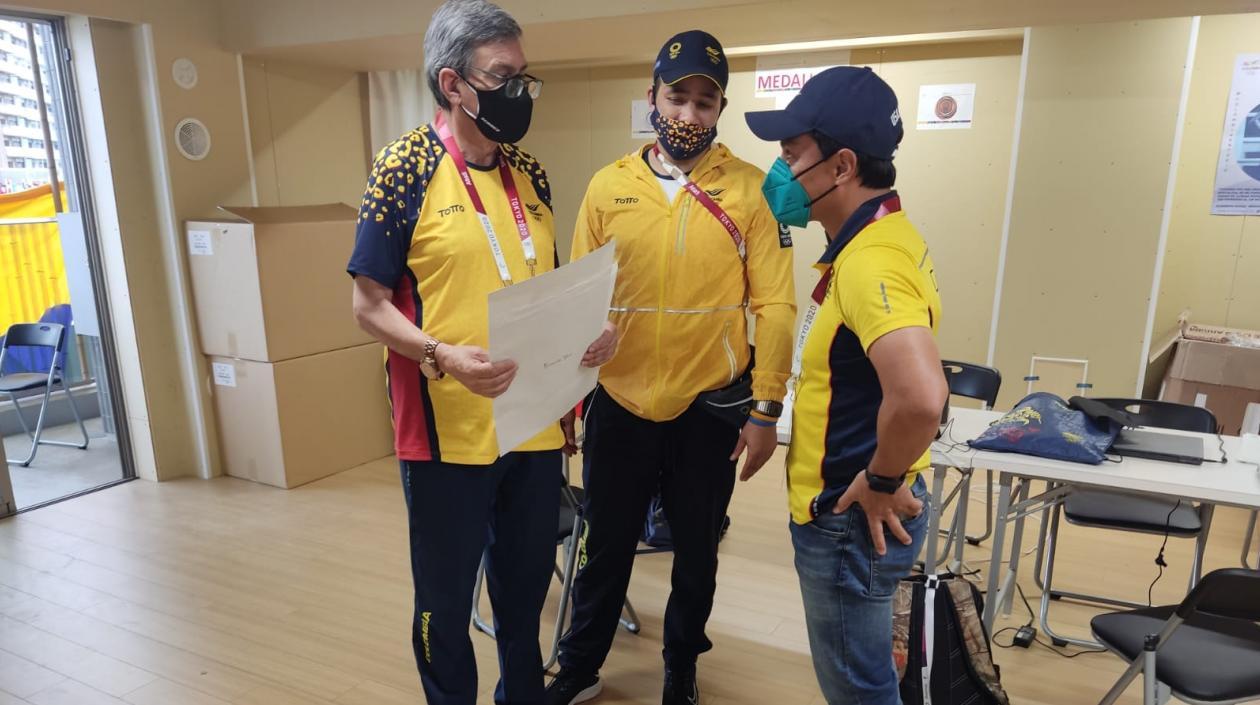 Bernardo Tovar Jr. a su llegada a la Villa Olímpica. 