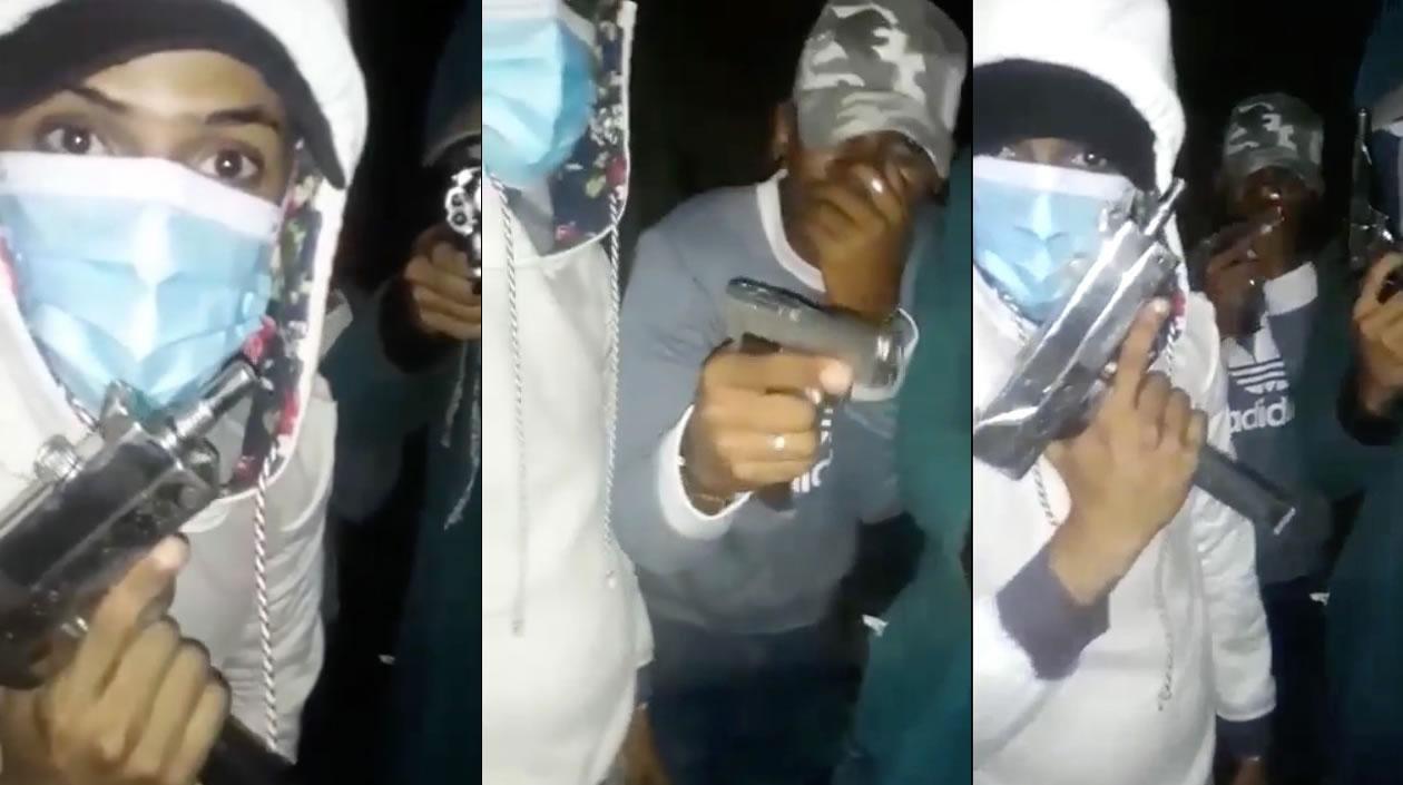 Presuntos integrantes del 'Clan del Golfo' amenazando a 'Los Costeños'.