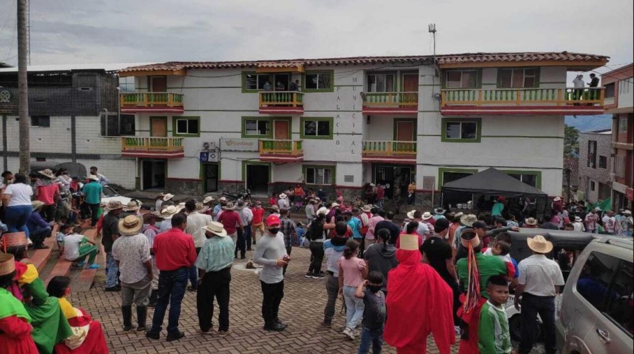 Los desplazados llegando al casco urbano de la población.