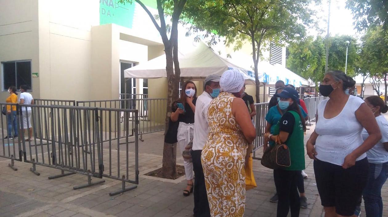 Personas que llegan al 'Elías Chegwin' son devueltas por falta de vacunas.