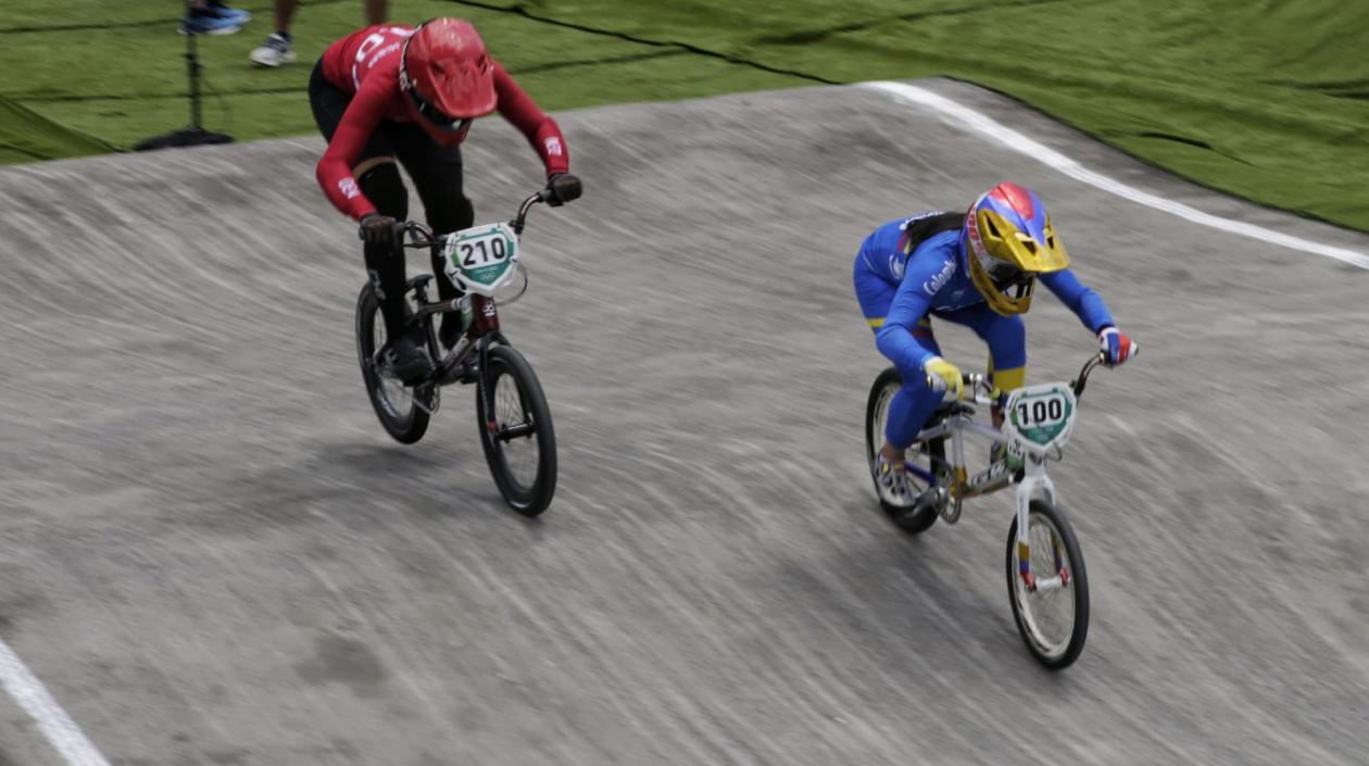 Mariana Pajón al comando de la carrera.