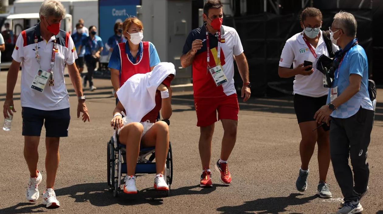 Paula Badosa es retira en silla de ruedas. 