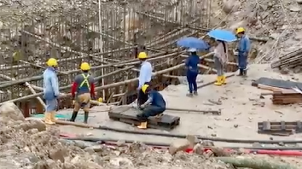 Imagen de la obra y los trabajadores.