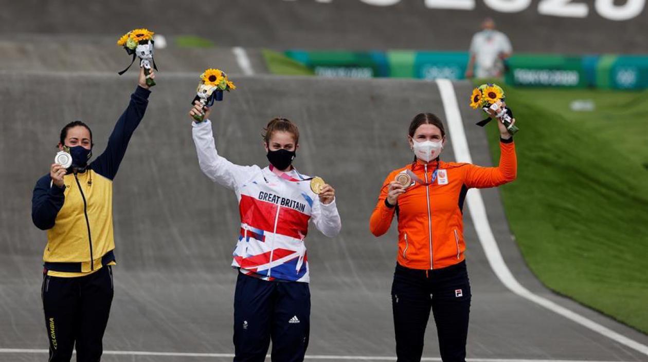 Mariana Pajón (izquierda) en el podio olímpico.