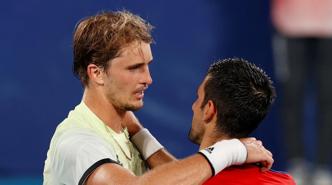 Alexander Zverev se despide de Novak Djokovic. 