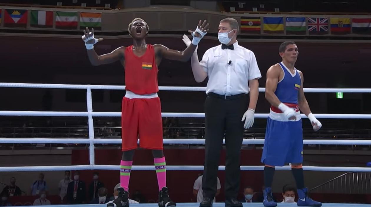 Momento en que se declara la victoria de Samuel Takyi. 