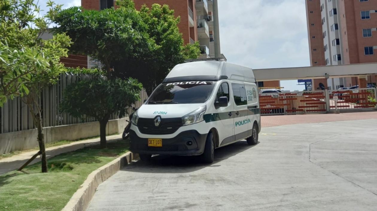 La Policía llegó al lugar donde el vigilante se propinó el disparo. 