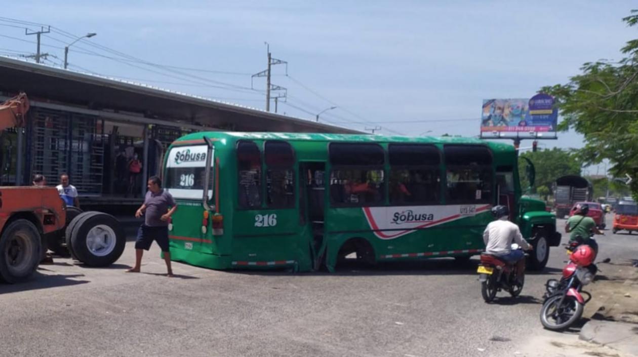 Así quedó el bus tras salirse las llantas traseras. 