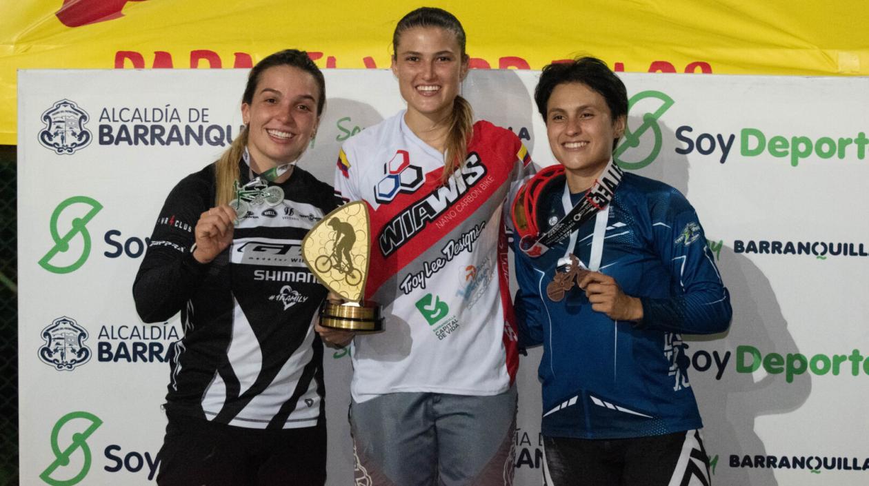 Gabriella Bolle celebra con su medalla de oro. 