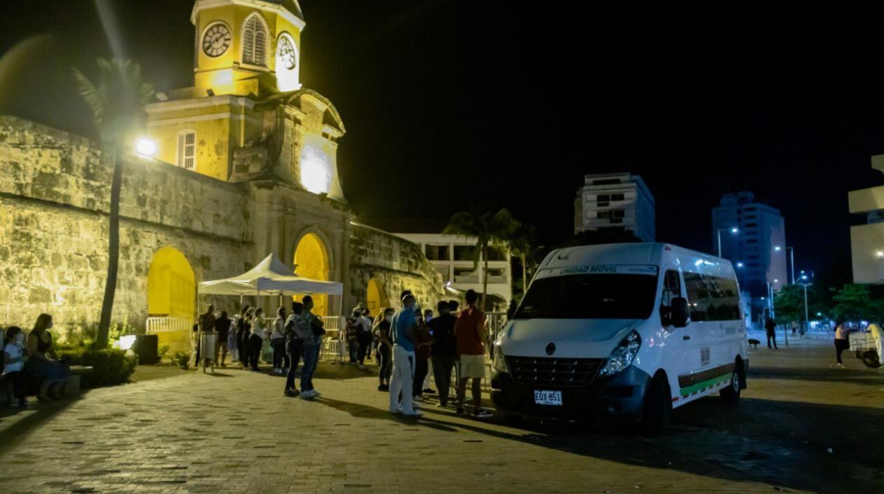 Puesto de vacunación instalado en la Torre del Reloj. 