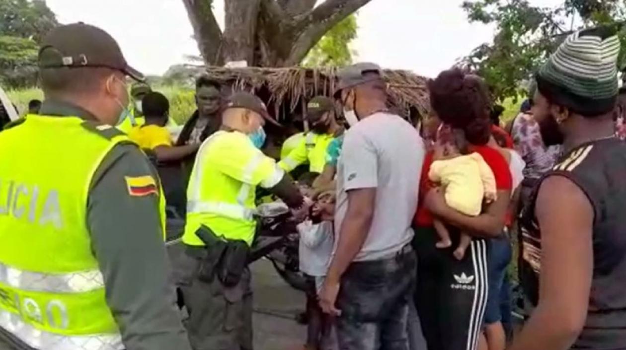 En dos buses viajaban 99 migrantes de nacionalidad haitiana.