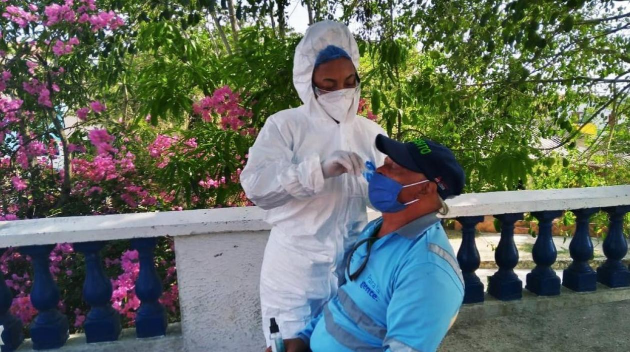 Las pruebas para detectar el coronavirus siguen haciéndose en todo Colombia.