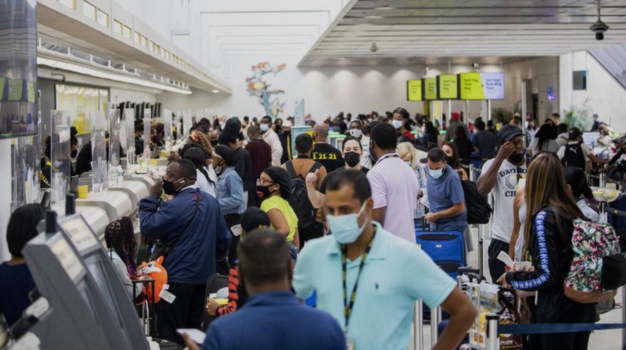 Aglomeración de pasajeros en el aeropuerto internacional de Fort Lauderdale - Hollywood.