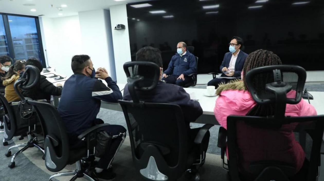 Defensor reunido con familiares de capturados en Haití.