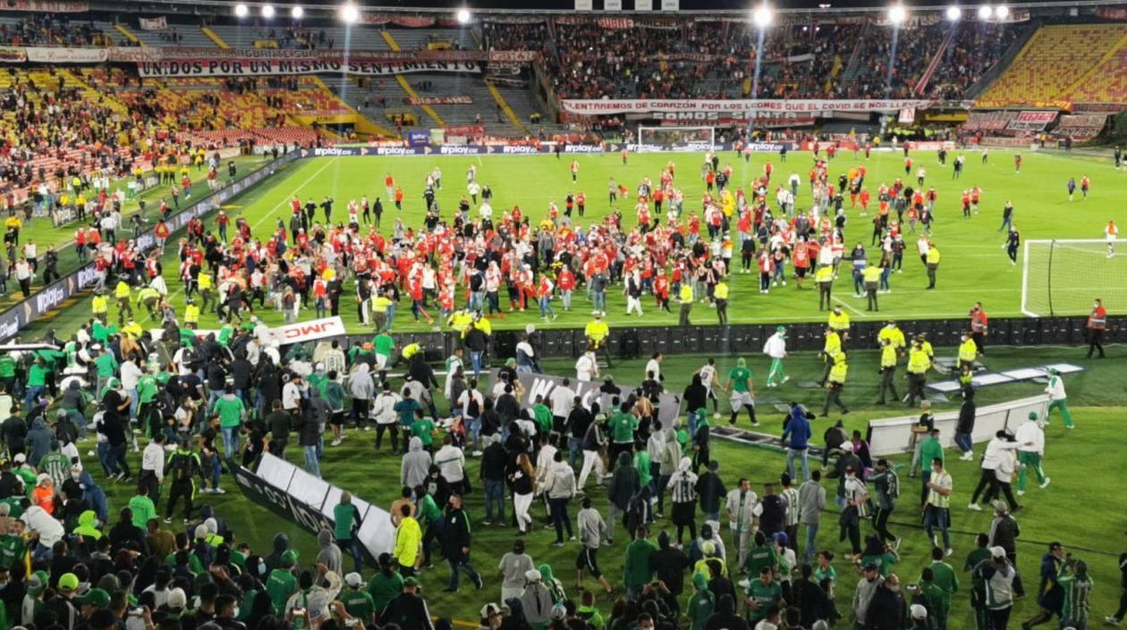 Hinchas de Santa Fe y Nacional durante los desmanes. 