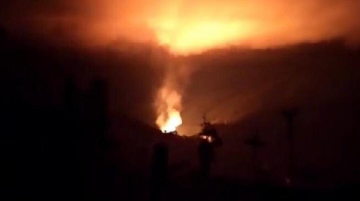 Así se iluminó el cielo con las llamas tras la rotura del gasoducto de Promioriente en Norte de Santander.