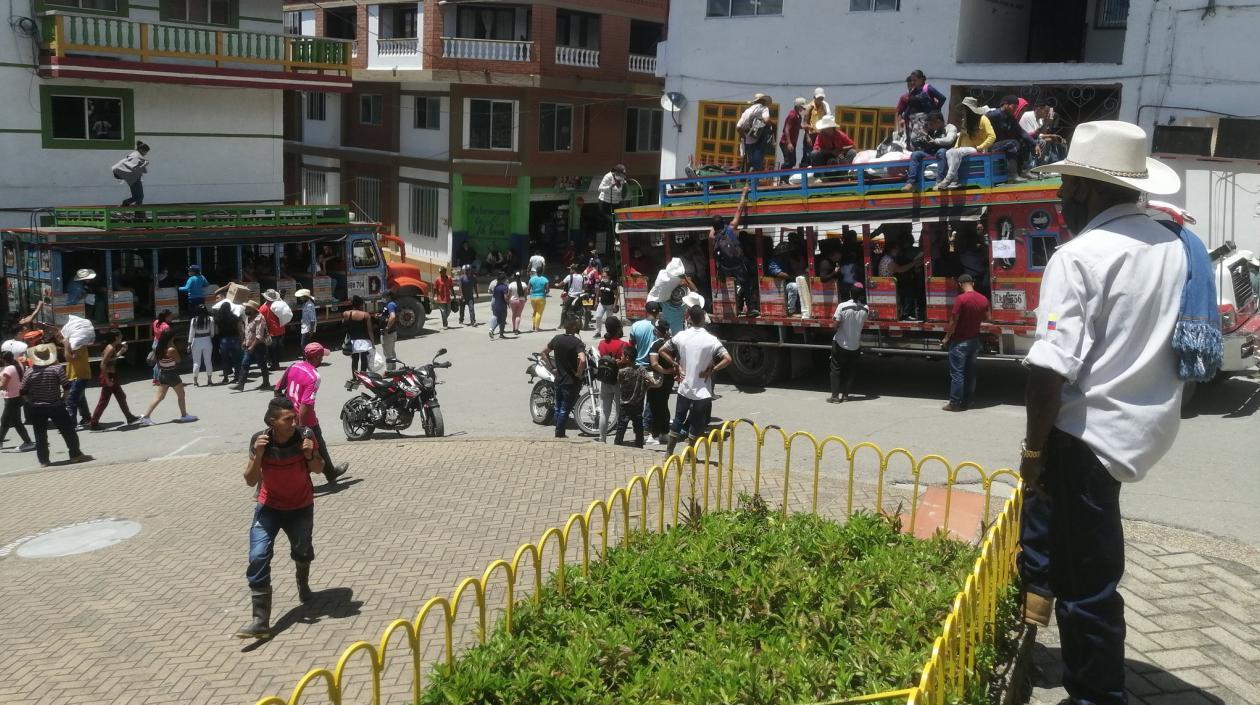 Los campesinos regresan a sus casas en Ituango.