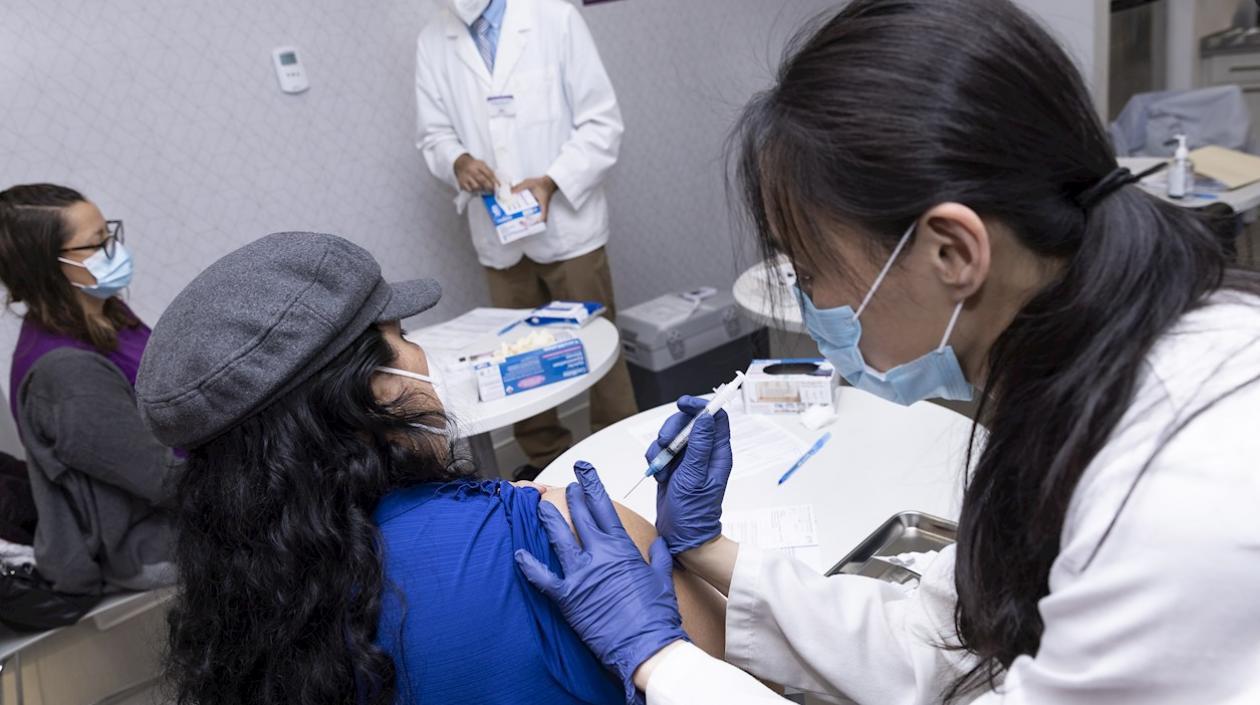 Medidas en Nueva York buscan impulsar la vacunación contra el Covid-19.