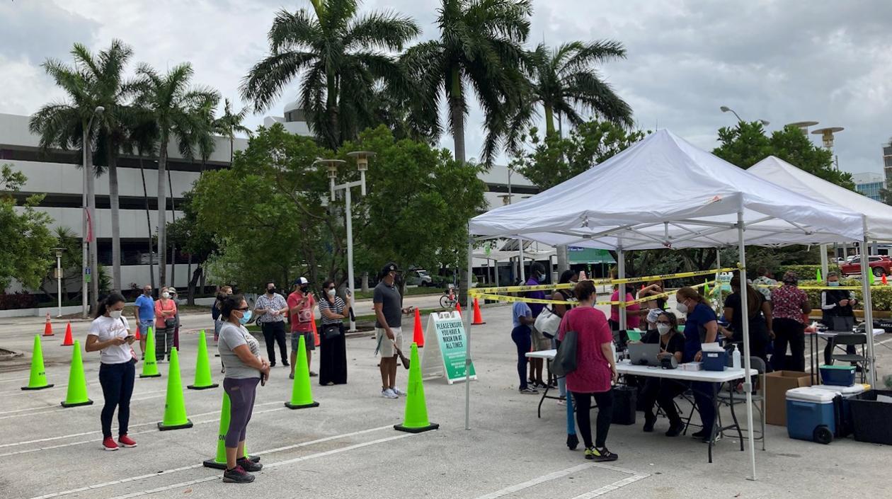 Un grupo de personas fue registrado este martes al acudir a un centro de pruebas de covid-19 a las afueras del Centro de Convenciones de Miami Beach (Florida, EE.UU.). 